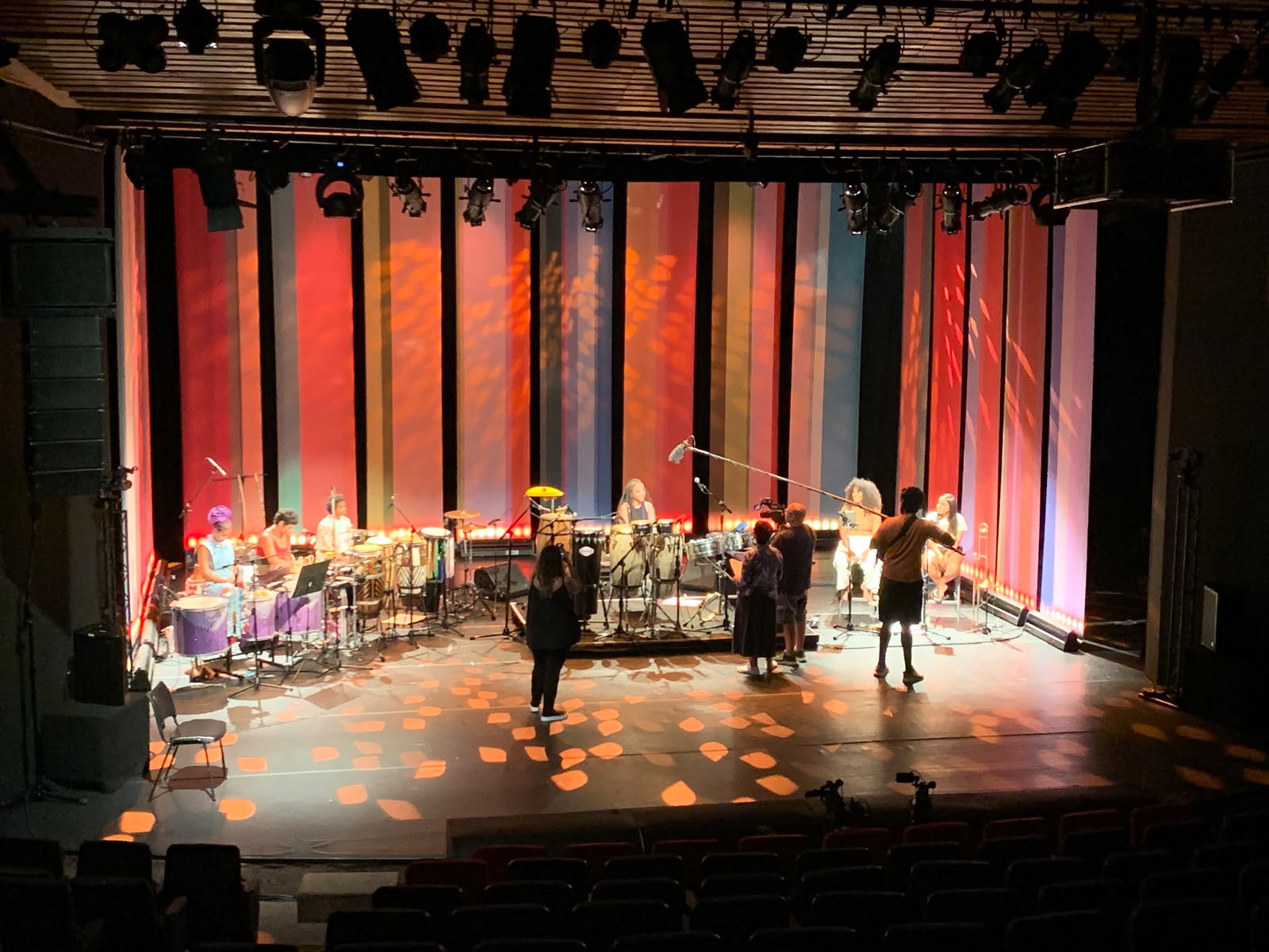 Palco de especial de percussão durante gravação em teatro