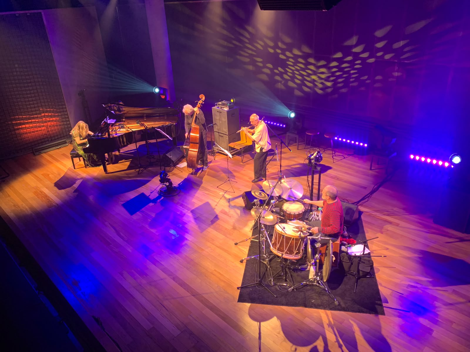 Show gravado em teatro com quarteto instrumental no palco